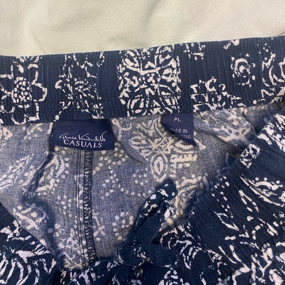 Women’s Gloria Vanderbilt Capris Pants - Picture 2 of 2